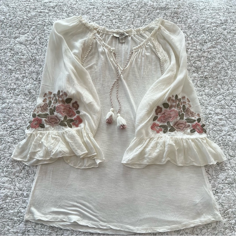 Vintage America White Peasant Blouse with Wide Ruffled Floral Sleeves Boho Femme - Picture 3 of 8
